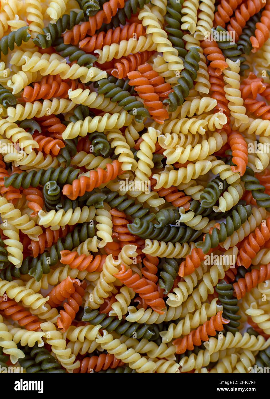 Tricolore, pasta secca e cruda, cibo per sfondo Foto Stock