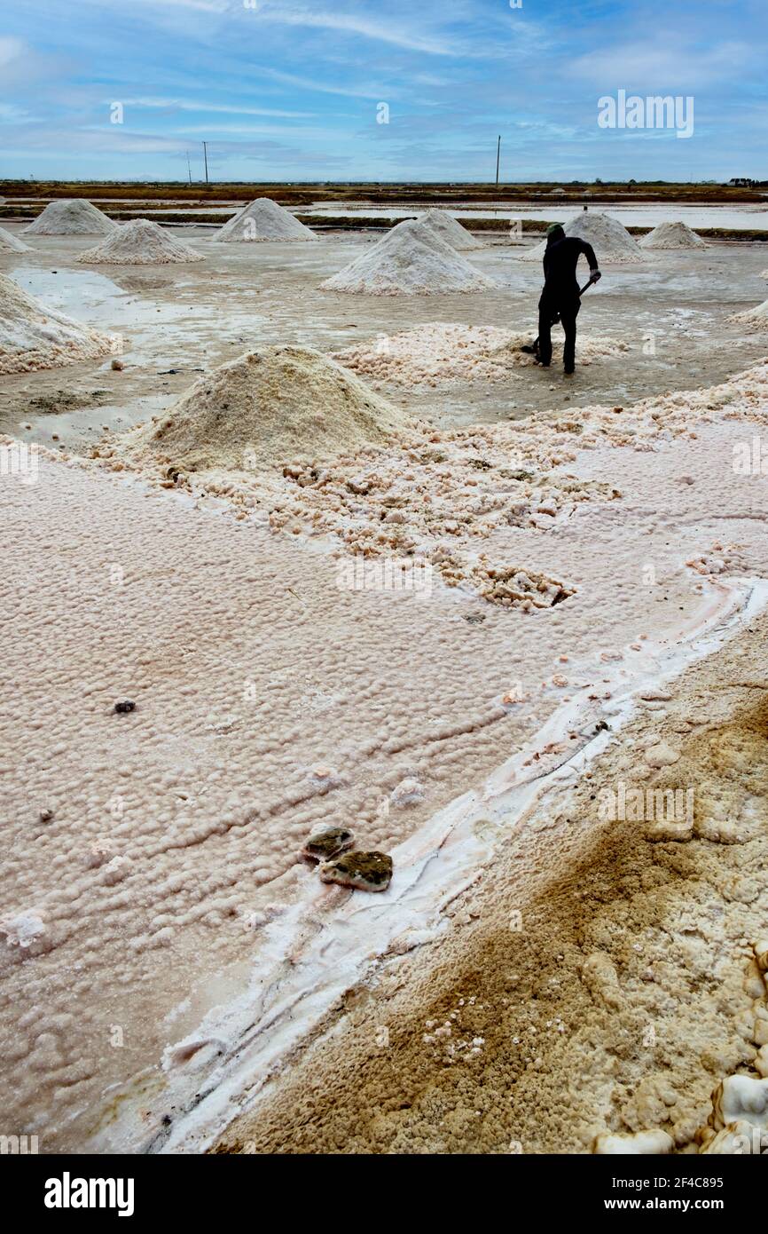 Un operaio mina il sale alle Saline Manaure nel paesaggio desertico di la Guajira, Colombia. Foto Stock