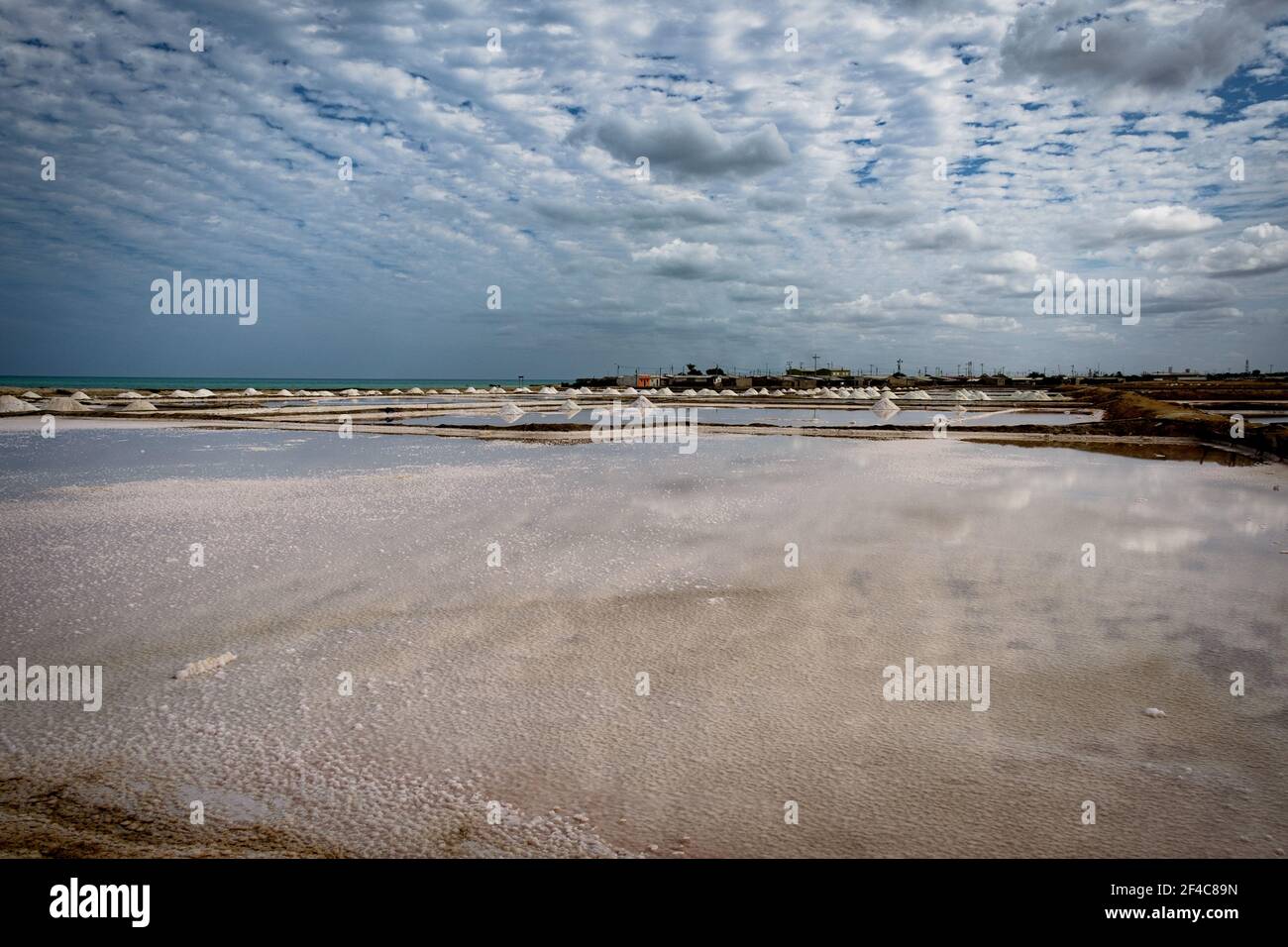 Le nuvole galleggiano sopra le Saline di Manaure a la Guajira, Colombia. Foto Stock