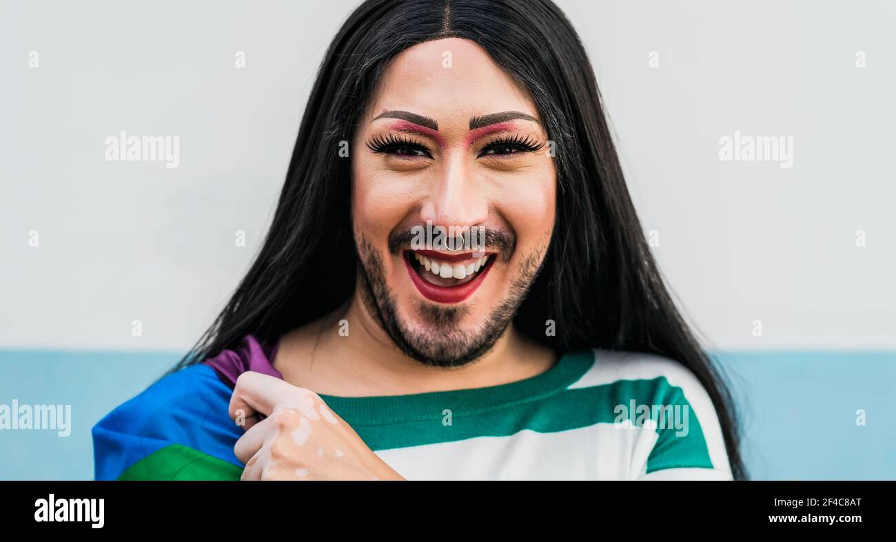 Happy drag regina attivista che si divertono durante la sfilata gay orgoglio - movimento sociale LGBT e concetto di uguaglianza di genere Foto Stock