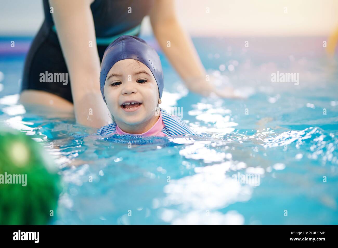 Nuoto sviluppo per bambini tema. Lezione di nuoto per bambini in piscina Foto Stock