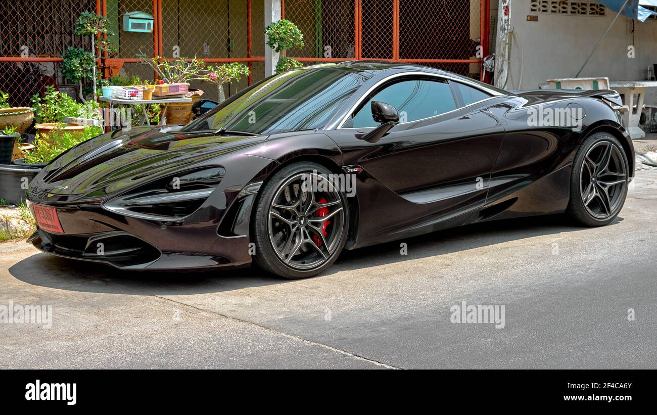 Modello McLaren 720s 2021 in nero con targhe rosse in Thailandia raffiguranti una nuova immatricolazione. Foto Stock