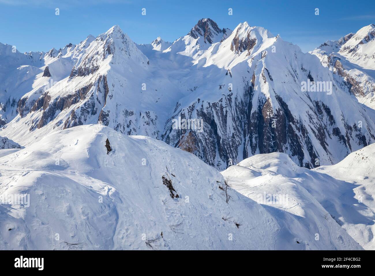 Vista sulle montagne che circondano la città di Riale. Viale, Formazza, Valle Formazza, Verbano Cusio Ossola, Piemonte, Italia. Foto Stock