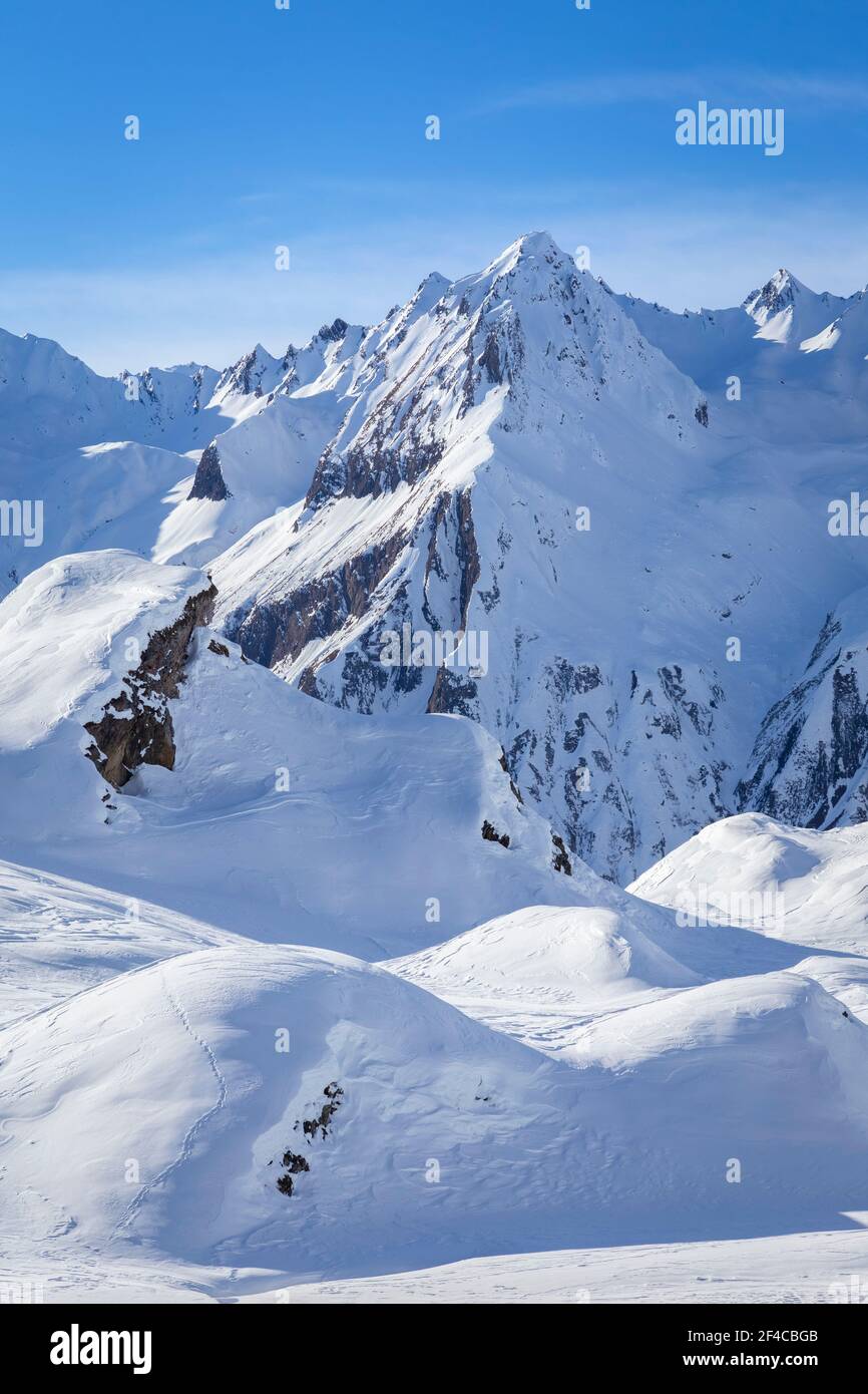 Vista sulle montagne che circondano la città di Riale. Viale, Formazza, Valle Formazza, Verbano Cusio Ossola, Piemonte, Italia. Foto Stock