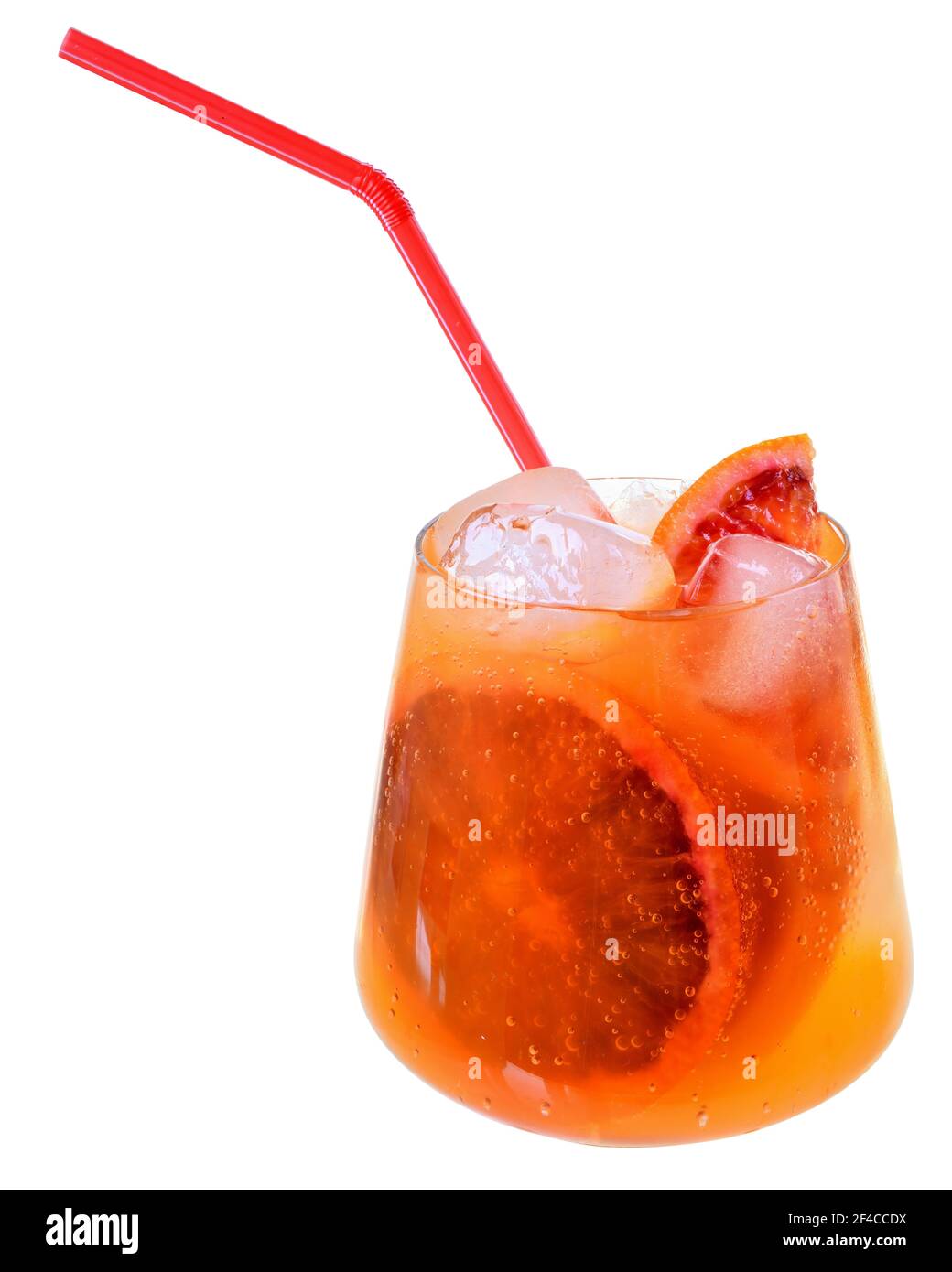 Cocktail con fette di pompelmo e succo di pompelmo su fondo bianco. Foto Stock