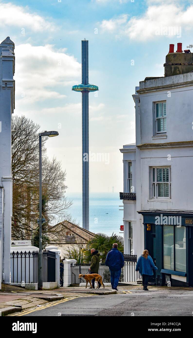 Brighton UK 20 marzo 2021 - il Brighton i360 toppers su Brighton in un caldo giorno di primavera lungo la costa meridionale : Credit Simon Dack / Alamy Live News Foto Stock