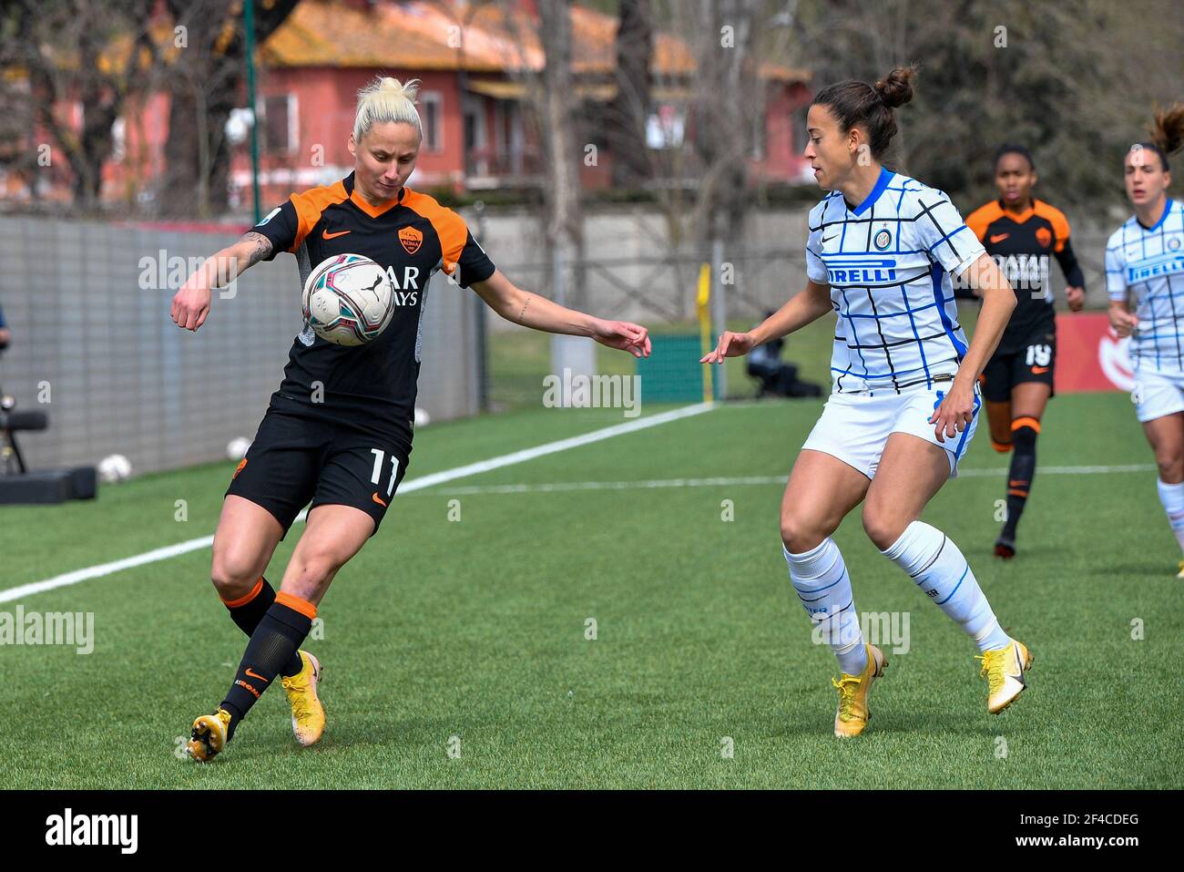 Kaja Erzen di AS Roma e Martina Brustia di FC Internazionale visto in azione durante il Campionato Italiano di Calcio Una partita femminile 2020/2021 tra ROMA e FC Internazionale Al "Agostino di Bartolomei" nel Fulvio Bernardini Sport Centro di Trigoria / LM Foto Stock