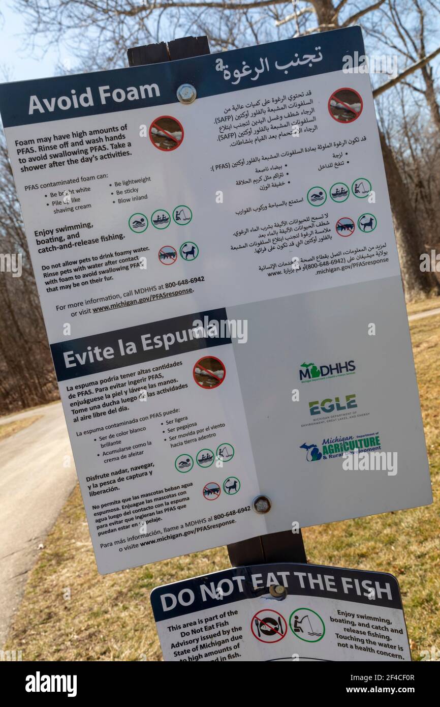 Belleville, Michigan - i cartelli vicino al fiume Huron in basso Huron Metropark avvertono contro il contatto con la schiuma o mangiare pesce che può avere concentrazione elevata Foto Stock