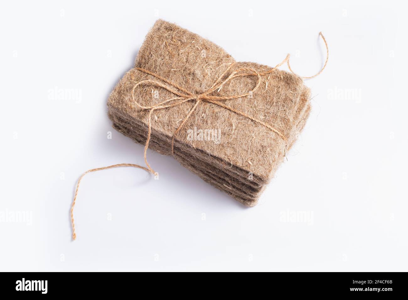 Confezioni di tappetini in lino su bianco. Micrgreens che piantano business. Base naturale per piante crescenti. Vitamine dalla natura. Supercibo vegano e sano Foto Stock