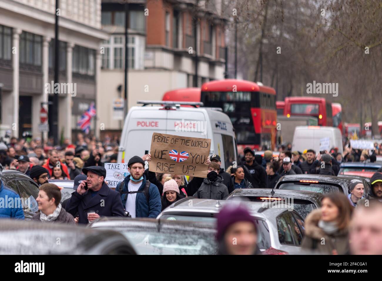 Westminster, Londra, Regno Unito. 20 Marzo 2021. A Londra è in corso una marcia di protesta contro il blocco. I manifestanti si sono riuniti ad Hyde Park prima di attraversare il parco e uscire, bloccando il traffico a Park Lane e oltre. Pulmino di polizia circondato Foto Stock