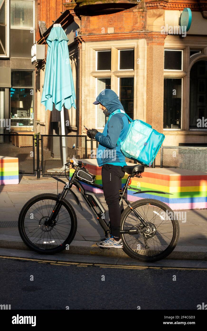 Deliveroo lavoratore di bicicletta a Liverpool Foto Stock