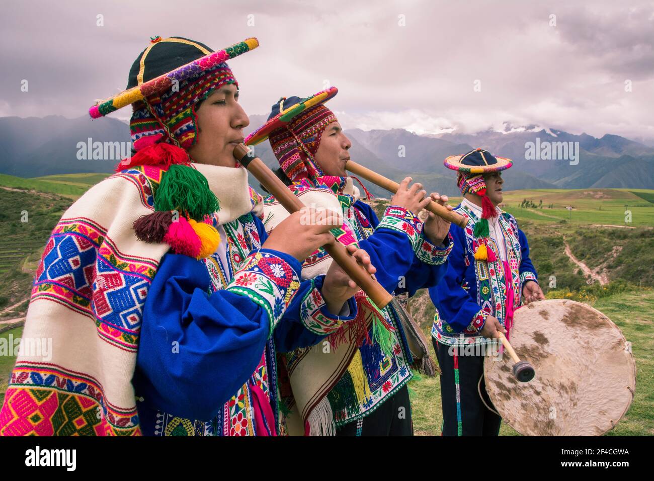 Il quechua uomini in abiti tradizionali con strumenti musicali in prestazioni a El Parador de Moray, Valle Sacra, Perù. Foto Stock