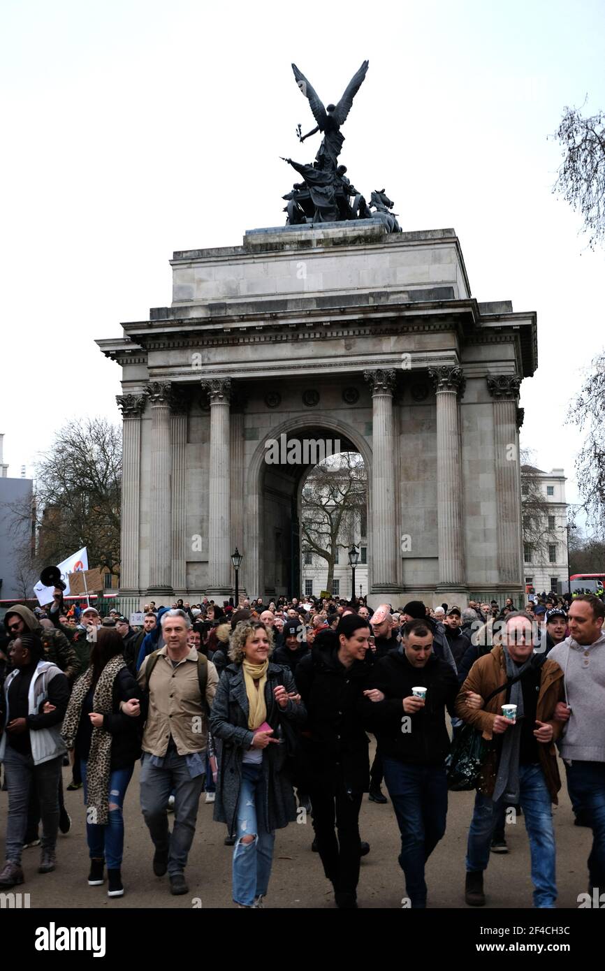 Londra, Regno Unito. 20 Marzo 2021. I manifestanti di Lockdown si riuniscono sotto la statua di Boudicca a Londra per opporsi al blocco continuo Credit: Londonphotos/Alamy Live News Foto Stock