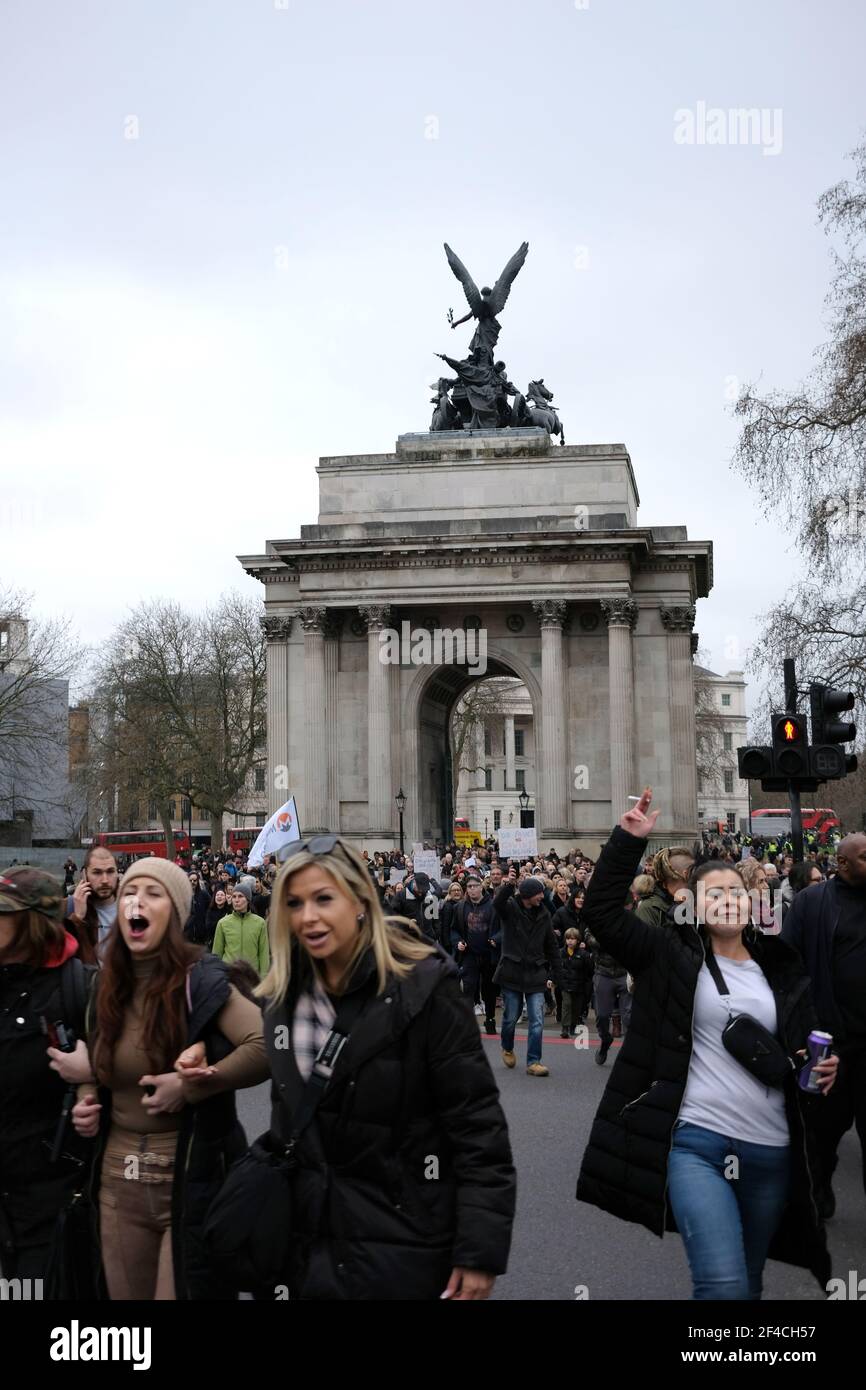 Londra, Regno Unito. 20 Marzo 2021. I manifestanti di Lockdown si riuniscono sotto la statua di Boudicca a Londra per opporsi al blocco continuo Credit: Londonphotos/Alamy Live News Foto Stock
