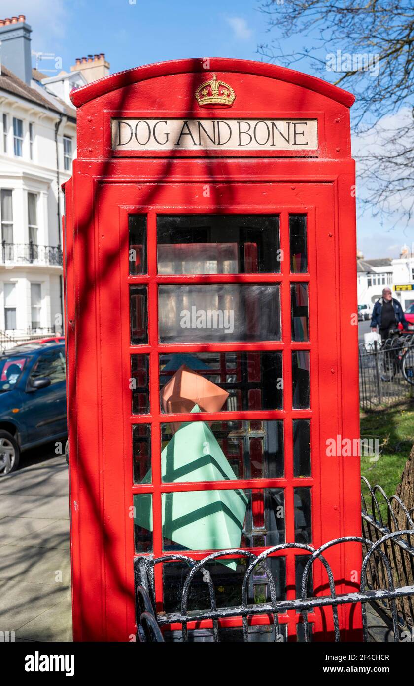 Brighton UK 20 marzo 2021 - la galleria d'arte del cane e delle ossa a Powis Square Brighton in una calda giornata di primavera lungo la costa meridionale . Questa settimana mostra all'interno delle vecchie scatole telefoniche rosse convertite, che sono il più piccolo spazio artistico di Brighton è da artista contemporaneo e illustratore, Amber Elise : Credit Simon Dack / Alamy Live News Foto Stock