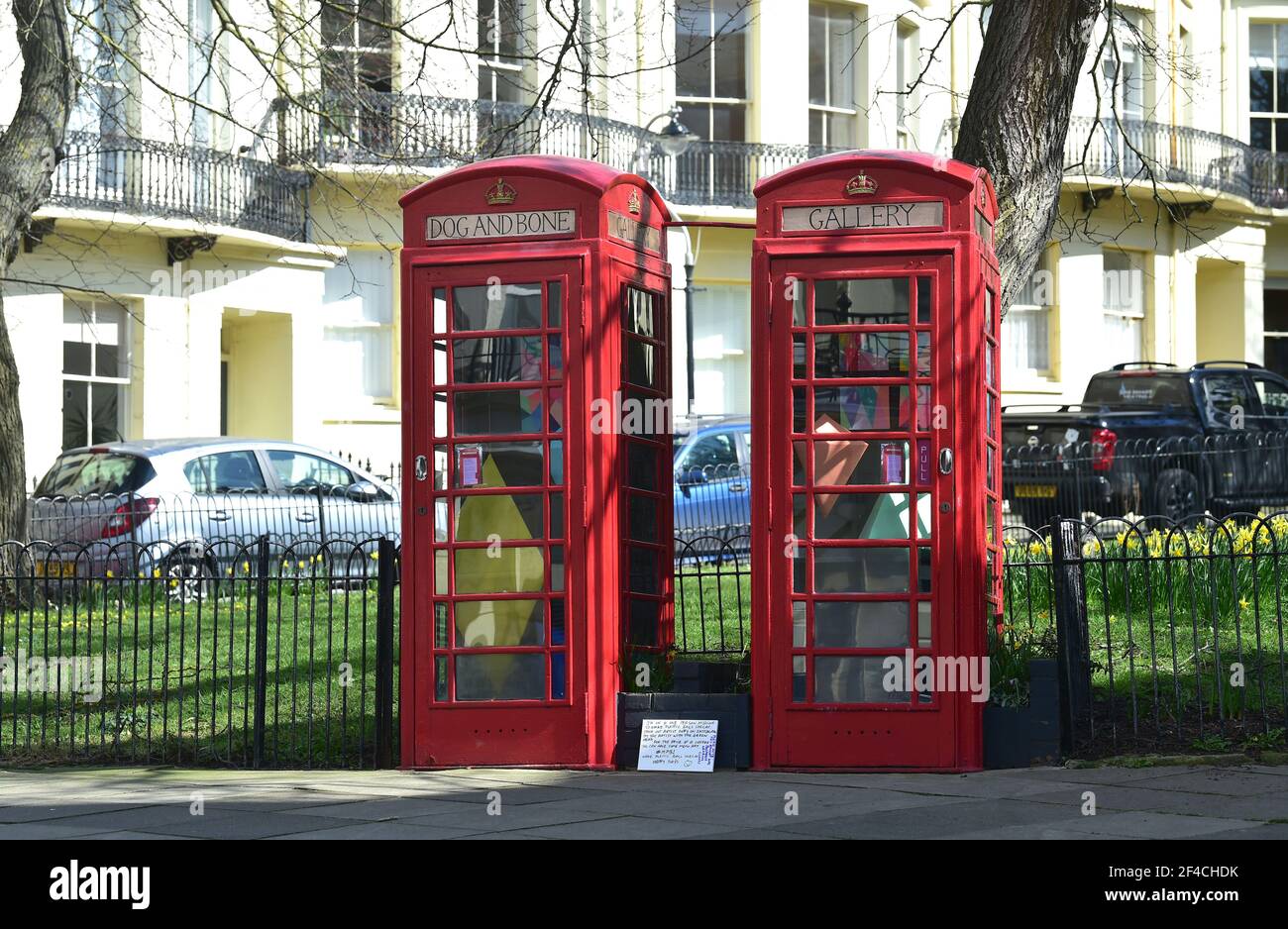 Brighton UK 20 marzo 2021 - la galleria d'arte del cane e delle ossa a Powis Square Brighton in una calda giornata di primavera lungo la costa meridionale . Questa settimana mostra all'interno delle vecchie scatole telefoniche rosse convertite, che sono il più piccolo spazio artistico di Brighton è da artista contemporaneo e illustratore, Amber Elise : Credit Simon Dack / Alamy Live News Foto Stock