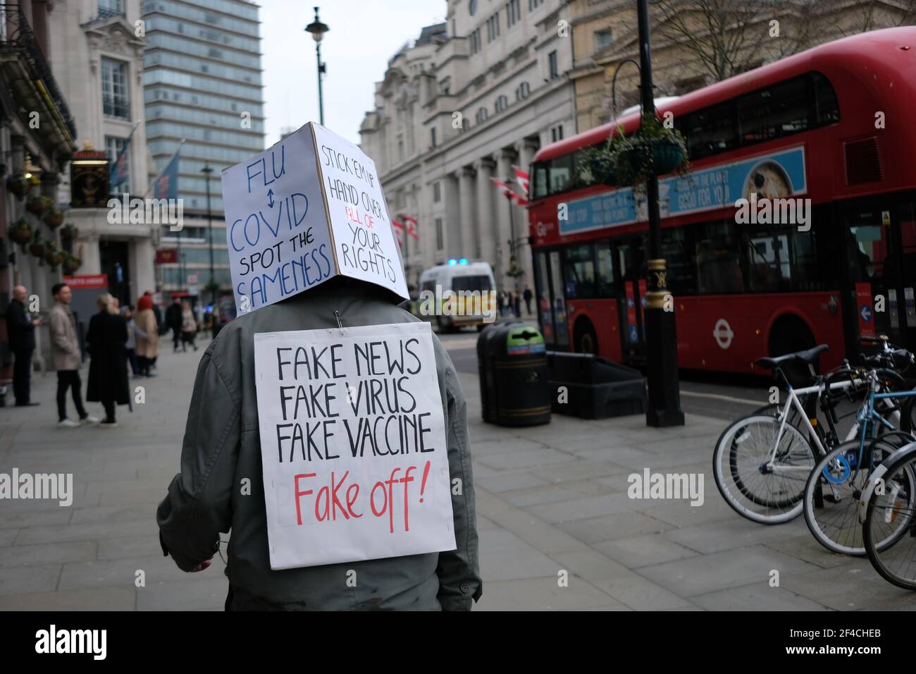 Londra, Regno Unito. 20 Marzo 2021. Uomo con scatola di cartone sulla testa si alza a Londra per opporsi alla chiusura continua Credit: Londonphotos/Alamy Live News Foto Stock