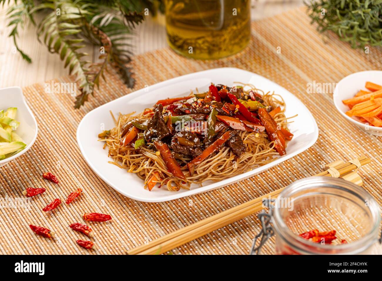 Fettine di manzo in salsa piccante con tagliatelle e verdure, portata principale cinese Foto Stock