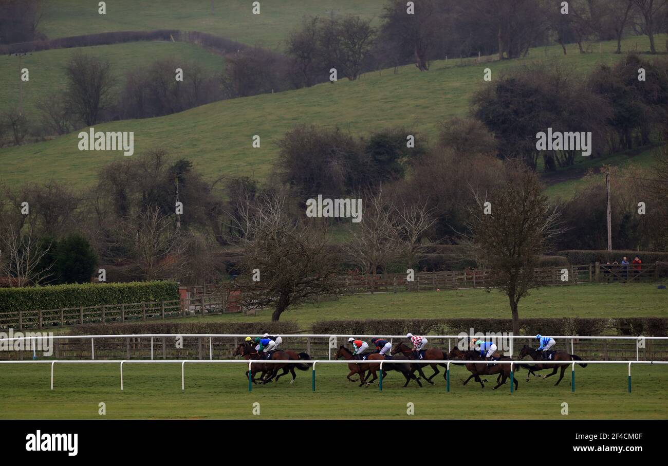 Azione dal Burton Union handicap hurdle all'ippodromo di Uttoxeter. Data immagine: Sabato 20 marzo 2021. Guarda la storia di PA RACING Uttoxeter. Il credito fotografico dovrebbe essere: Mike Egerton/PA Wire. RESTRIZIONI: L'uso è soggetto a limitazioni. Solo per uso editoriale, nessun uso commerciale senza previo consenso del titolare dei diritti. Foto Stock