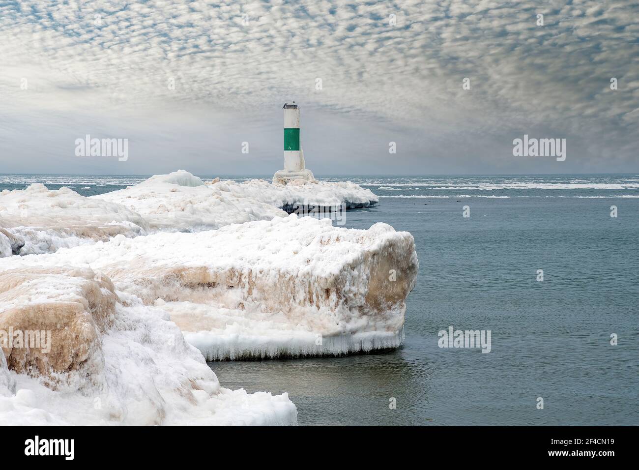 Mercato canale nautico con striscia verde sul lago ghiacciato Michigan molo in inverno Foto Stock