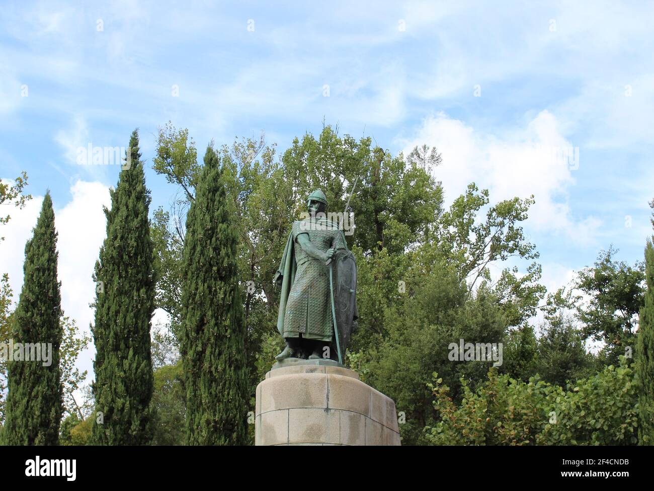 Statua del primo re del Portogallo, D. Afonso Henriques di fronte al castello di Guimaraes Foto Stock