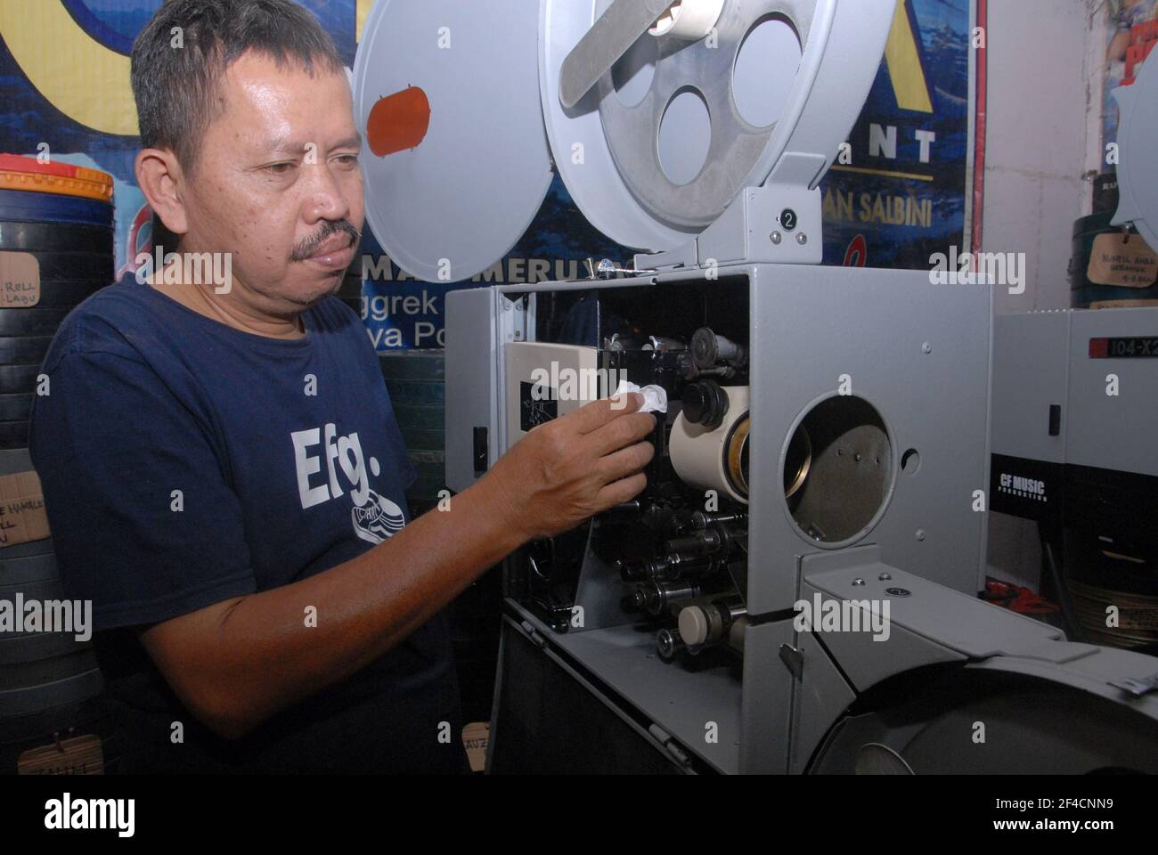 Partendo da un hobby di guardare gli schermi dal vivo, il sig. Albini ha aperto un commercio dal vivo dello schermo, che ha iniziato la sua attività in Meruya 1991, Jakarta occidentale, sab Foto Stock