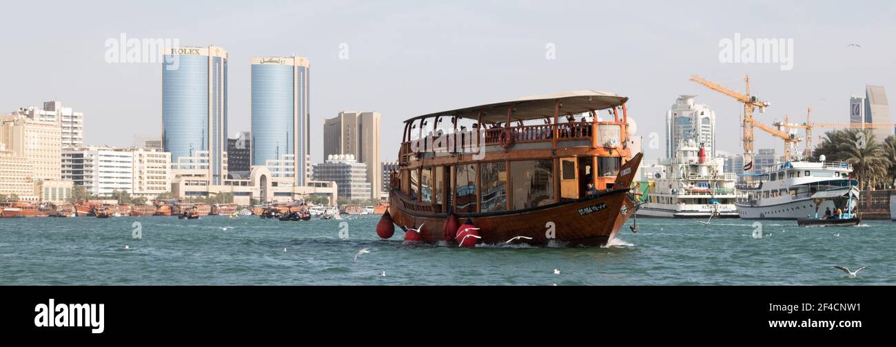 DUBAI - circa gennaio 2017: il famoso Dubai Creek, un canale storico in Deira, la parte vecchia della città Foto Stock