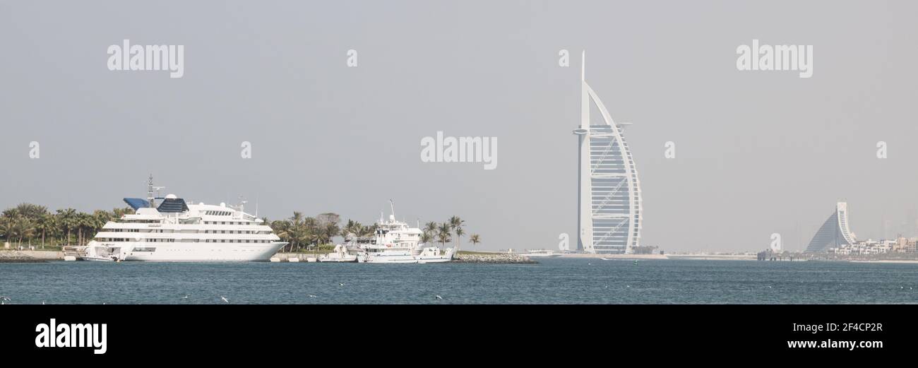 Vista panoramica della città di Dubai dal mare Foto Stock