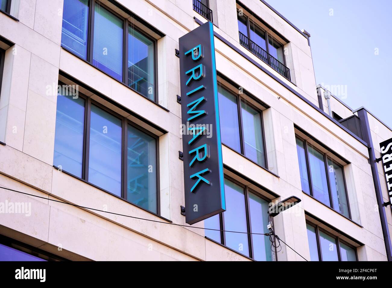 Logo dello shopping di una catena di negozi Primark sulla via dello shopping Schadowstraße nel centro di Düsseldorf. Foto Stock