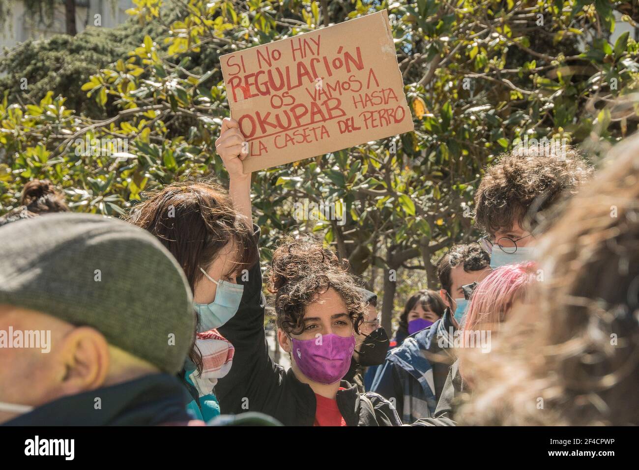 Il movimento degli alloggi decenti ha dimostrato in difesa dei servizi pubblici di esigere la garanzia della qualità della vita dei cittadini.il movimento richiede una legge sull'alloggio che pone fine alla discriminazione di milioni di persone che vivono in esclusione sociale. Il movimento indica che i giovani, i lavoratori e i pensionati lottano per la sopravvivenza. La crisi incompiuta del 2008 si sovrappone alle migliaia di licenziamenti causati attualmente dall'ERTES, con tassi di disoccupazione giovanile inaccettabili superiori al 50 per cento e migliaia di persone in fila per la fame. Se non combattiamo ora, tra pochi anni avremo noth Foto Stock