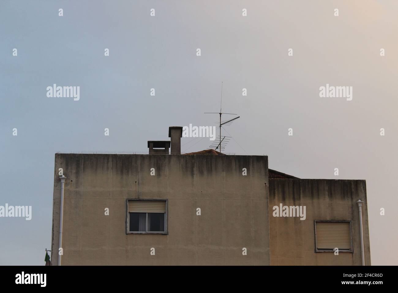 tetto del vecchio edificio con antenne Foto Stock