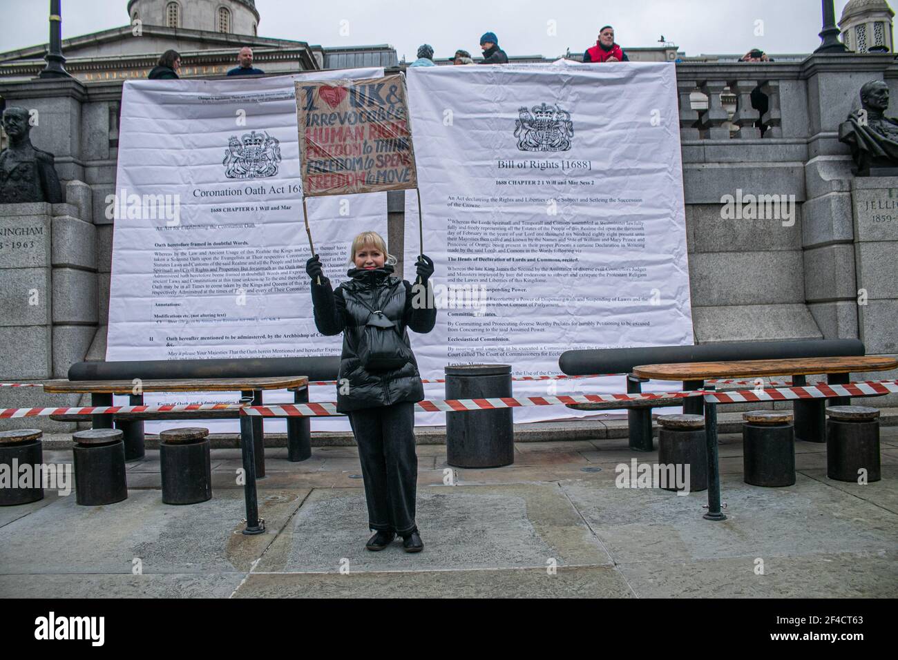 TRAFALGAR SQUARE LONDRA, REGNO UNITO 20 MARZO 2021. I manifestanti srotolano grandi bandiere che mostrano la carta dei diritti del 1688 e la legge di Coronation Oath del 1688 mentre manifestano contro il disegno di legge di polizia del governo che è stato introdotto in Parlamento. MPS hanno votato per il passaggio del PCSC polizia Crime Sentencing Courts Bill consegnerà la polizia spazzando nuovi poteri per rompere contro la protesta non violenta, tra cui l'imposizione di limiti di tempo sulla durata e i livelli massimi di rumore che possono essere permessi. Credit amer Ghazzal/Alamy Live News Foto Stock