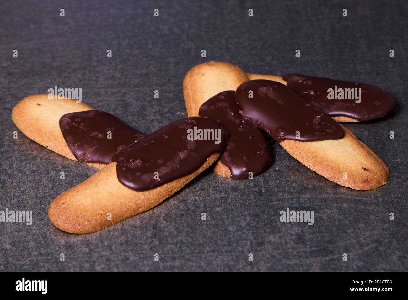 Biscotti piatti ricoperti di cereali e cioccolato fatti in casa Foto Stock