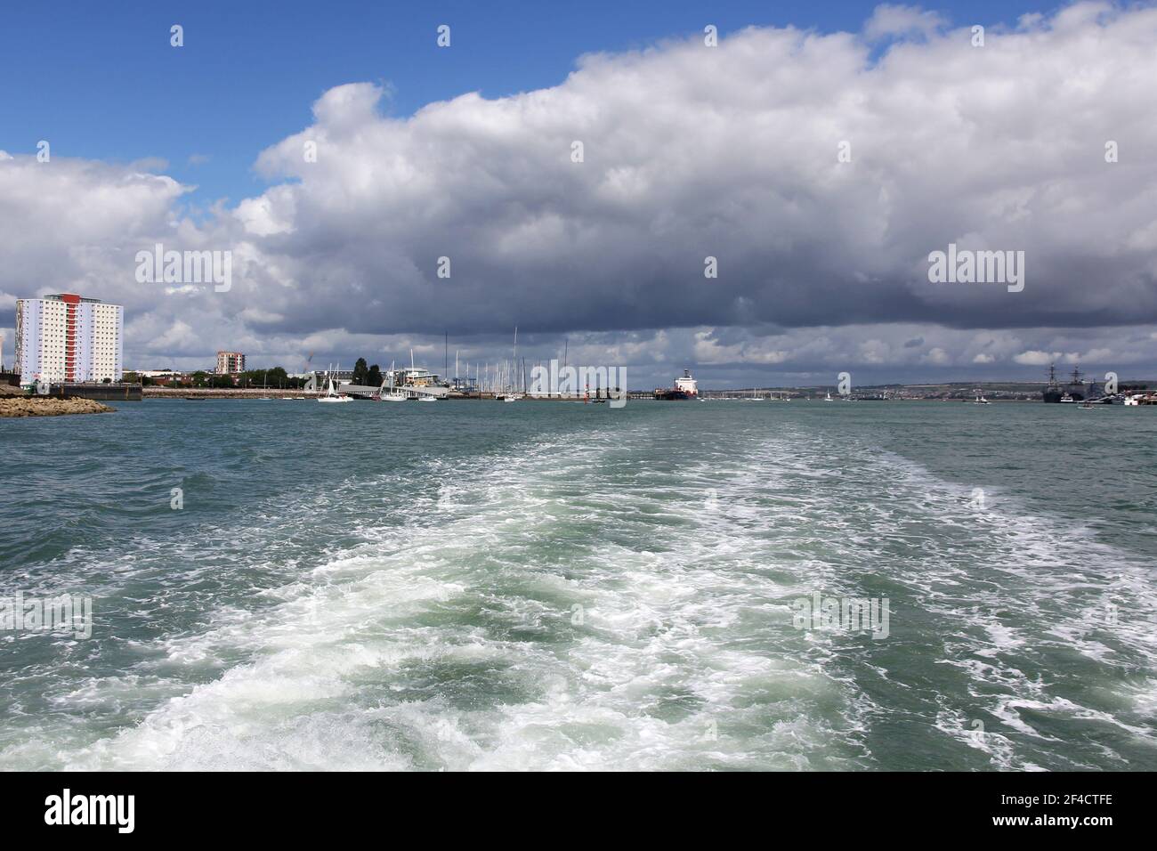 Vista della sveglia di una barca Foto Stock