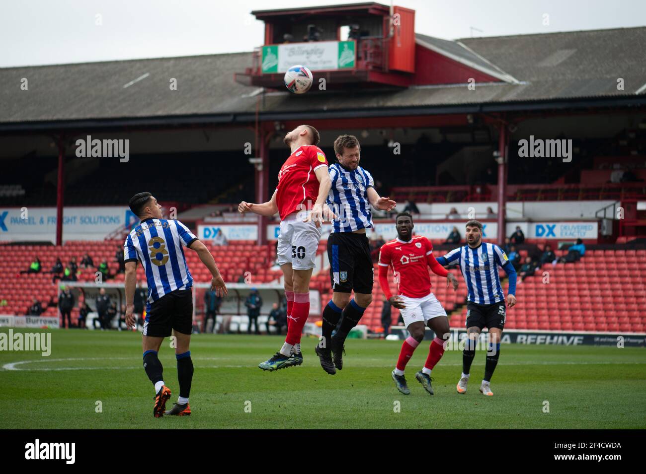 BARNSLEY, INGHILTERRA. 20 MARZO: Michał Helik di Barnsley dirige la palla durante la partita del Campionato SkyBet tra Barnsley e Sheffield mercoledì a Oakwell, Barnsley, sabato 20 marzo 2021. (Credit: Pat Scaasi | MI News) Credit: MI News & Sport /Alamy Live News Foto Stock