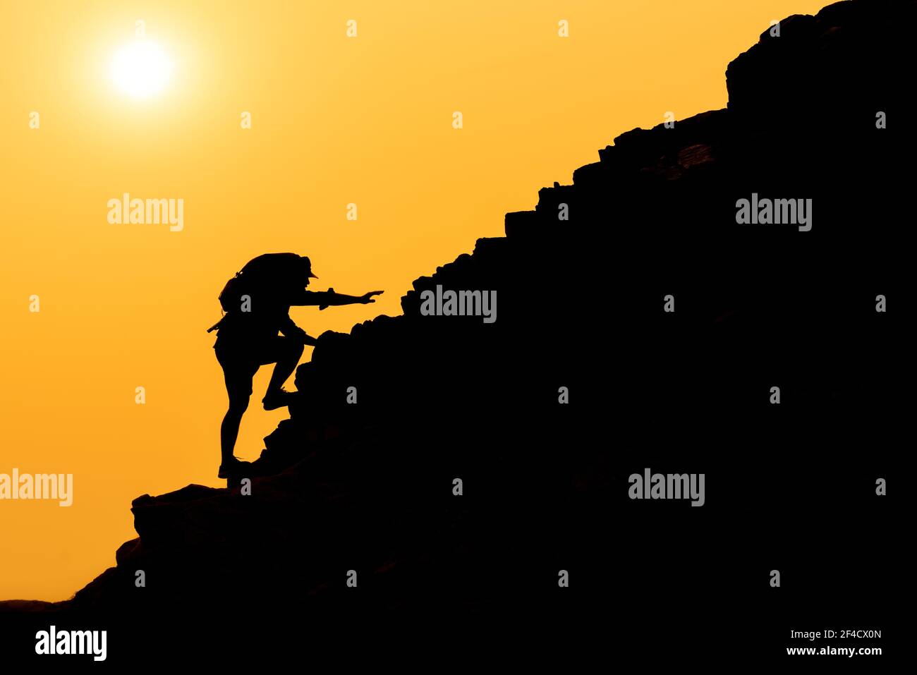 Silhouette di sforzi di alpinisti, determinazione successo di affari e il suo proprio concetto di rifugio, self-help. Foto Stock Silhouette di sforzi di alpinisti, determinazione successo di affari e il suo proprio concetto di rifugio, self-help. Foto Stock