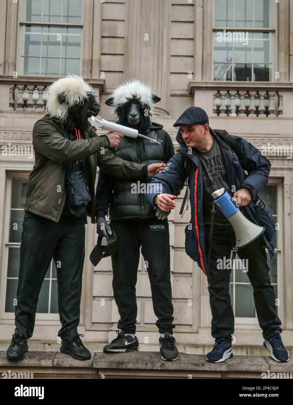Londra UK 20 marzo 2021 due manifestanti vestiti di pecore, vaccinati tra loro, per dire: "Essere pecore e obbedire al governo e vaccinare». Paul Quezada-Neiman/Alamy Live News Foto Stock