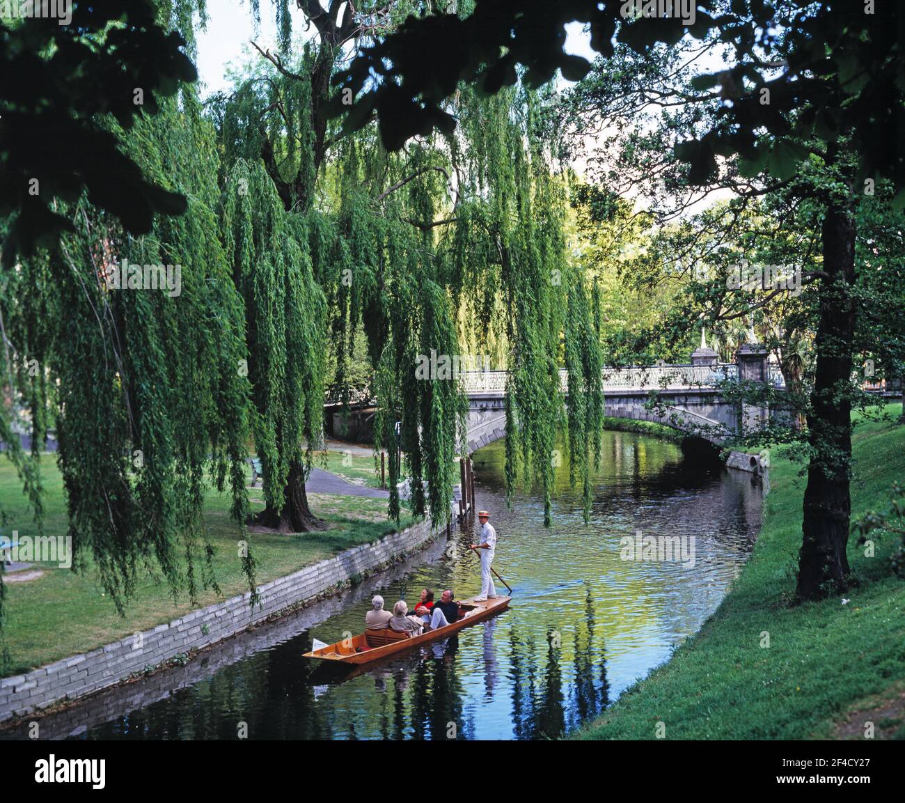 Nuova Zelanda. Isola Sud. Città di Christchurch. Turisti che puntano sul fiume Avon. Foto Stock