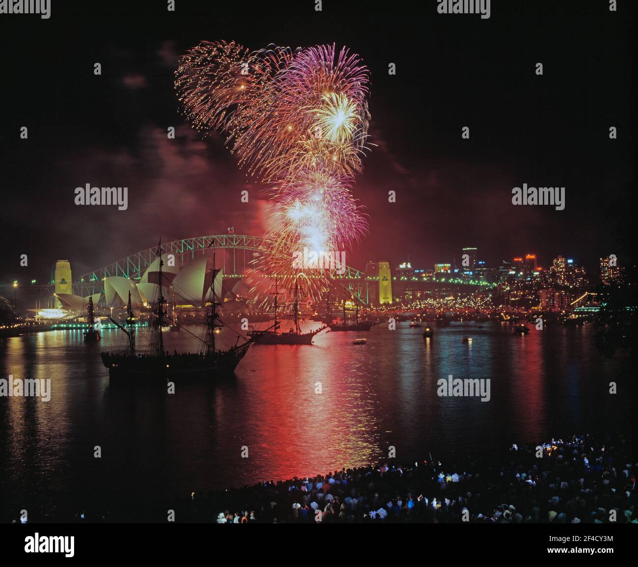 Australia. Sydney. Fuochi d'artificio su Harbour Bridge. Festeggiamenti di Capodanno. Foto Stock