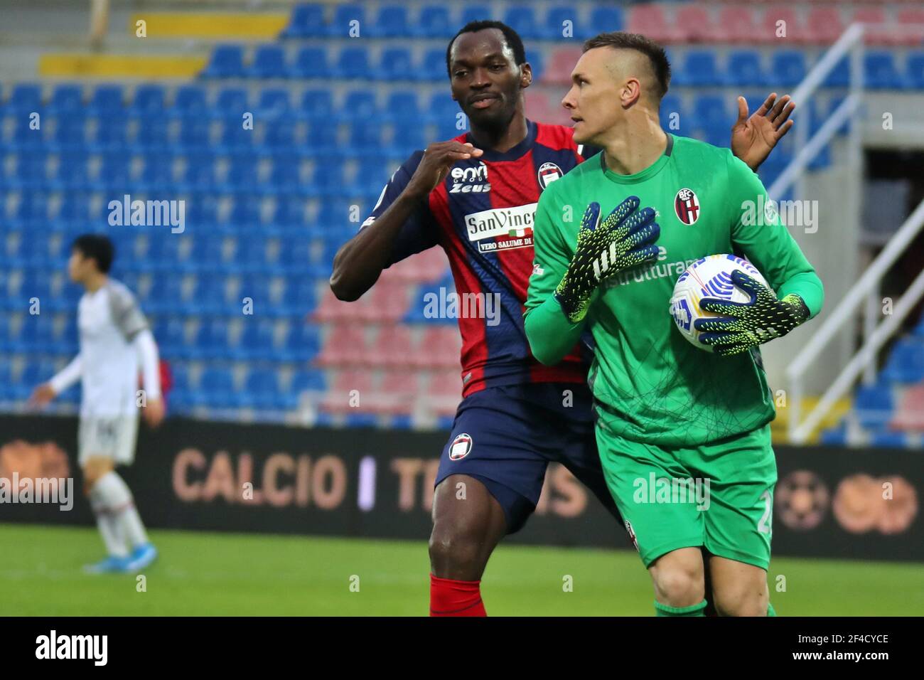 Stadio Ezio Schida, Crotone, Italia, 20 Mar 2021, Simy (Crotone FC) e Lukasz Skorupski (Bologna FC) durante la serie UNA partita di calcio tra il Crotone FC - Bologna FC, Stadio Ezio Schida il 20 marzo 2021 a Crotone Italia durante il FC Crotone vs Bologna FC, Calcio italiano Serie A Match - Foto Emmanuele Mastrodonato / LM Foto Stock