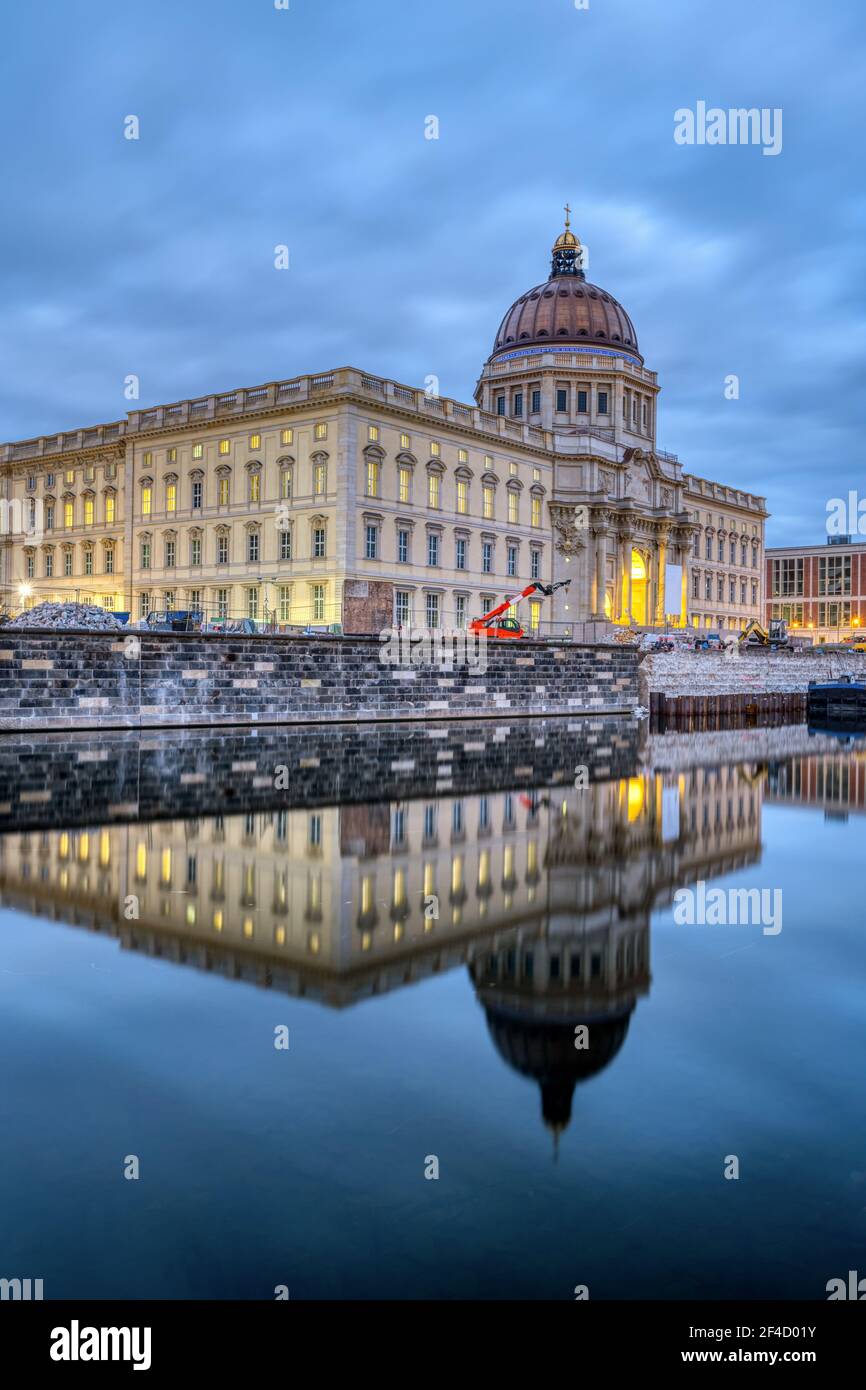 Il Palazzo della Città di Berlino ricostruito al crepuscolo Foto Stock