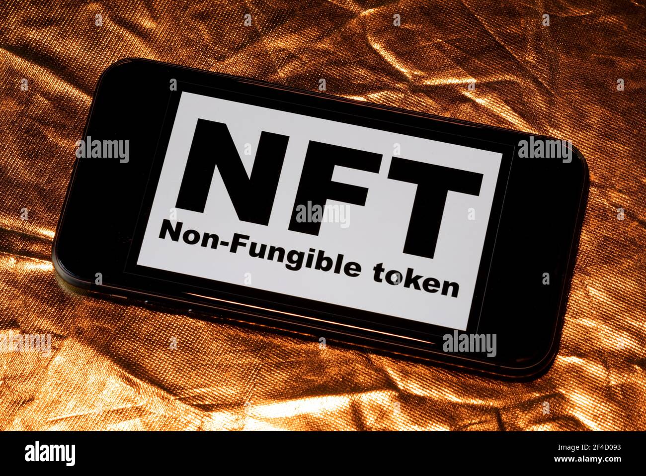 NFT non - gettoni fungibili iscrizione nera sullo schermo del telefono. Un token non fungibile (NFT) è un tipo speciale di token crittografico che rappresenta Unique Foto Stock