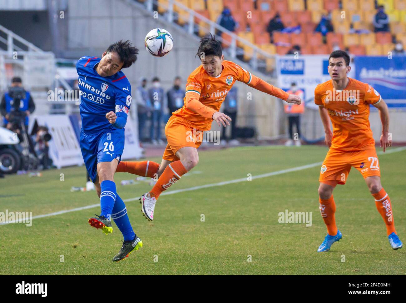 Suwon, Corea del Sud. 14 Marzo 2021. (L-R) Yeom Ki-Hun di Suwon Samsung Bluewings, Kim Soo-Beom e Uzbekistan Rustamjon Ashurmatov del Gangwon FC in azione durante il 4° turno della partita di calcio della K League 1 2021 tra Suwon Samsung Bluewings e Gangwon FC al Suwon World Cup Stadium.Punteggio finale; Suwon Samsung Bluewings 1:1 GangFC. (Foto di Jaewon Lee/SOPA Images/Sipa USA) Credit: Sipa USA/Alamy Live News Foto Stock