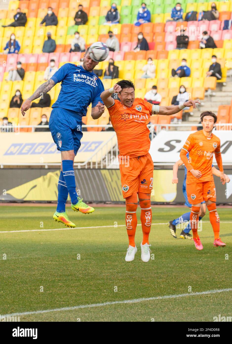 Suwon, Corea del Sud. 14 Marzo 2021. Uros Deric di Suwon Samsung Bluewings e Lim Chai-min del Gangwon FC in azione durante il 4° round della K League 1 2021 partita di calcio tra Suwon Samsung Bluewings e Gangwon FC al Suwon World Cup Stadium.Punteggio finale; Suwon Samsung Bluewings 1:1 Gangwon FC. (Foto di Jaewon Lee/SOPA Images/Sipa USA) Credit: Sipa USA/Alamy Live News Foto Stock