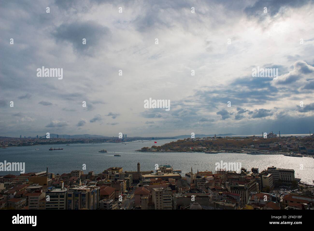 Vista sul Corno d'Oro e sul Bosforo, dalla Torre Galata. Istanbul, Turchia Foto Stock