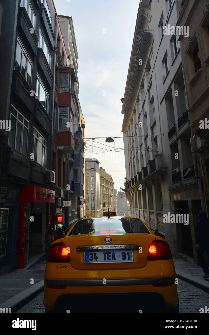 Un taxi a Istanbul, numero di targa con la parola "tè". Il tè è una bevanda alla moda in Turchia Foto Stock