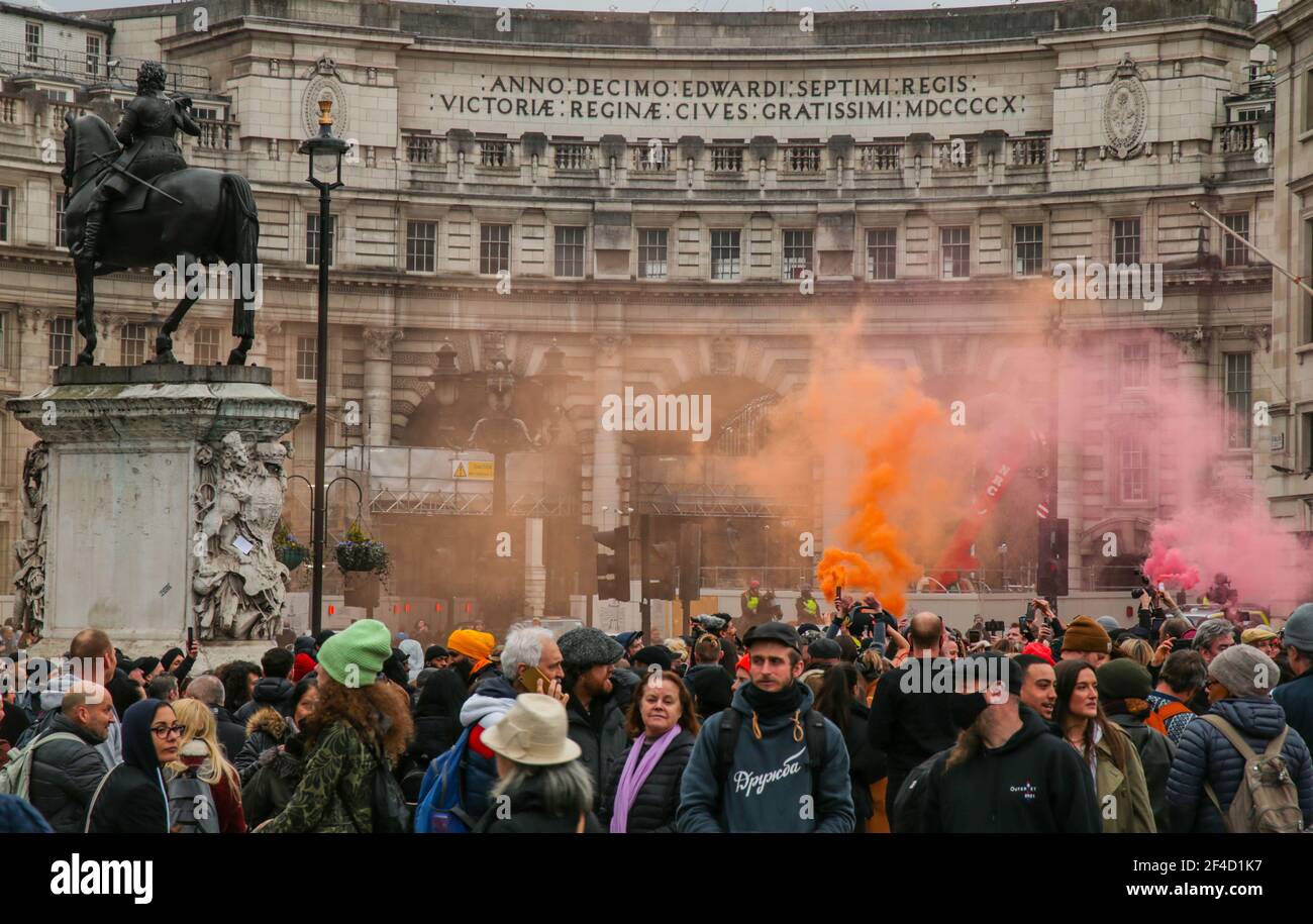 Londra UK 20 Marzo 2021 migliaia di Antilock Down, vaccini anti, e nuovi manifestanti leggi manifestanti manifestanti si sono riuniti nel centro di Hyde Londra, e hanno marciato verso Trafalgar piazza e Parlamenti piazza. Paul Quezada-Neiman/Alamy Live News Foto Stock