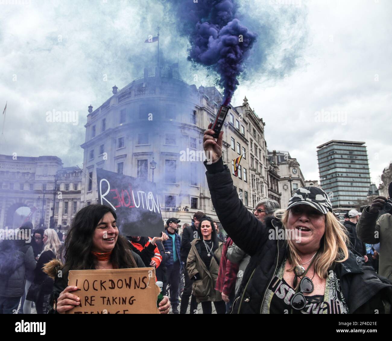 Londra UK 20 Marzo 2021 migliaia di Antilock Down, vaccini anti, e nuovi manifestanti leggi manifestanti manifestanti si sono riuniti nel centro di Hyde Londra, e hanno marciato verso Trafalgar piazza e Parlamenti piazza. Paul Quezada-Neiman/Alamy Live News Foto Stock