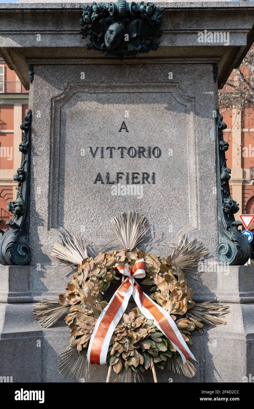 Statua in onore di Vittorio Alfieri, poeta, drammaturgo e scrittore teatrale nato ad Asti nel 1749.Asti, Piemonte, Italia. Foto Stock