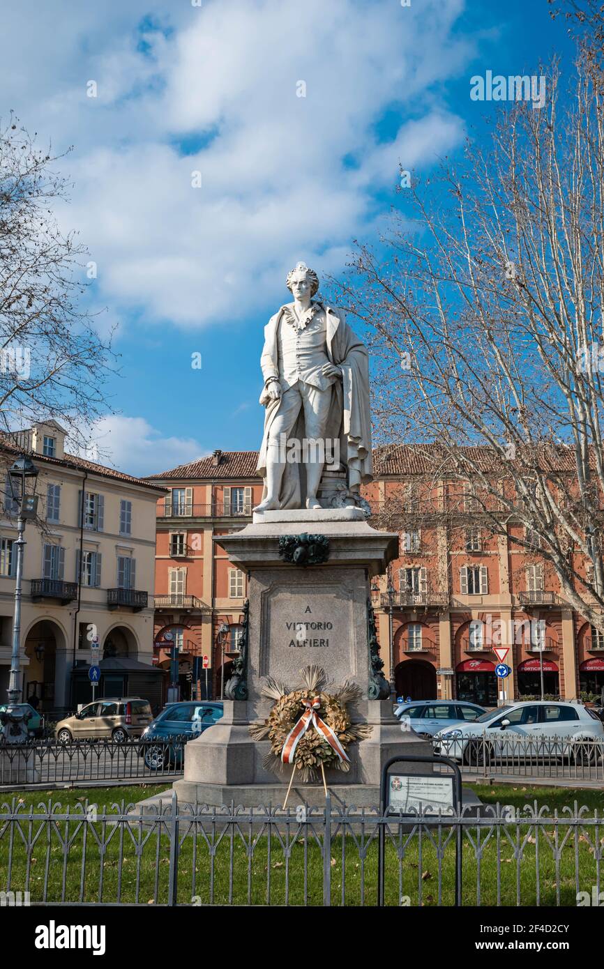 Statua in onore di Vittorio Alfieri, poeta, drammaturgo e scrittore teatrale nato ad Asti nel 1749.Asti, Piemonte, Italia. Foto Stock